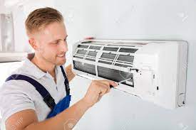 Desde reparación aire acondicionado podrás obtener la solución más rápida y económica a los problemas con los sistemas de aire acondicionado. Feliz Masculino Tecnico En Reparacion De Aire Acondicionado Con Destornillador Fotos Retratos Imagenes Y Fotografia De Archivo Libres De Derecho Image 69329763
