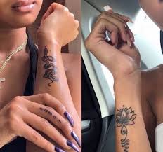 Tattoo of a wrist from delicate spring flowers. Tattoo Ideas Folge Mir Fur Mehr Bellaaleonee Tattoos Tattooideas Tatts Redtattoos Neck Tattoos Women Side Wrist Tattoos Hand Tattoos For Women