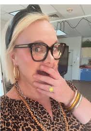 Fanfare in Black: New Eyewear Style Unveiled!