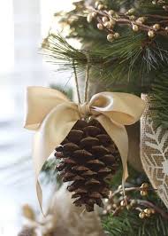 Pour occuper les enfants un jour de pluie, nous avons testé cette forme de nature art ! 25 Super Idees De Deco De Noel Avec Des Pommes De Pin Faciles Et Pas Cheres