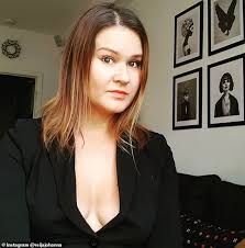 Kind(ers) 1 sanna mirella marin (gebore 16 november 1985) is 'n finse politikus wat sedert 10 desember 2019 as finland se eerste minister dien. Finland S Prime Minister Sanna Marin Is Criticised For Wearing Blazer With A Plunging Neckline Internewscast