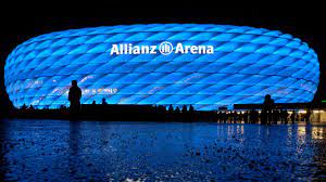 Es beherbergt das viergeschossige und mit 9.800 stellplätzen größte parkhaus europas, 54 ticketschalter. Munchen Allianz Arena Leuchtete In Blau Der Grund Ist Verbluffend Stadt