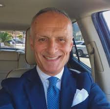 Ho trovato questa foto con mio papà ( il terzo dall'alto a sinistra) alla  scuola elementare di Stresa. Non so l'anno. Mio padre era del 1923, quindi  sarà nei primi anni '30.