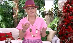 Ana maria braga surpreende de cabelo rosa na tv e comenta novo visual: Ana Maria Apos Surto Com Reporter Surge Em Visual Chocante Querida