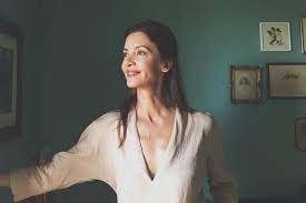 Στέλιος μάινας, κατερίνα λέχου, γιούλικα σκαφιδά, ευγενία δημητροπούλου, μαρία πρωτόπαππα, ντίνα μιχαηλίδη, γρηγόρης ορφανουδάκης, 'ολγα δαμάνη, λευτέρης μποτονάκης. 42 C Ti 8a Doyme Sto Neo Erwtiko 8riler Ths Cosmote Tv Me Thn Katerina Lexoy