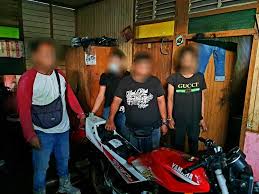 For more information and source, see on this link : Alasan Ikut Kawan Empat Penagih Dicekup Aadk
