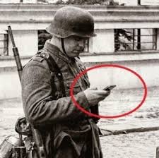 A fost prima oara cand un numar de descoperiri tehnice noi, incluzand bomba. ExistÄƒ Vreo ExplicaÅ£ie Pentru AceastÄƒ Fotografie BizarÄƒ AdicÄƒ Un Soldat German Din Cel De Al Doilea RÄƒzboi Mondial Pare CÄƒ Si ButoneazÄƒ Smartphone Ul Secretele Lui Lovendal