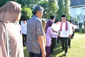 Seperti gambar yang akan saya bagikan kali ini yang berhubungan dengan buah, yaitu apel. Berita Pemerintah Kabupaten Tanah Datar Apel Bersama Diwarnai Pelepasan 66 Orang Jch Lingkup Asn Tanah Datar