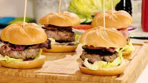 Ce zici de pregătirea unui hamburger care nu este atât de dăunător pentru sănătatea și dieta ta? Margot ReÈ›etÄƒ Burgeri Din Carne De Porc Youtube