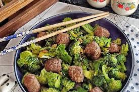 Saus teriyaki dan kecap manis rupanya merupakan 2 macam bumbu yang cocok bila dikolaborasikan untuk menjadikan bahan makanan menjadi masakan bercita rasa lezat. Resep Tumis Bola Daging Brokoli Alternatif Sajian Idul Adha Halaman All Kompas Com