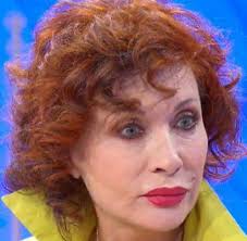 Ha la fortuna di lavorare sin da subito nel giornalismo televisivo, diventando il volto dal 1988 al 1994 del tg2 stanotte, per poi passare all'edizione delle 19:45. Alda D Eusanio Choc Quando E Morto Mio Marito Volevo Solo Morire Musica E Vip