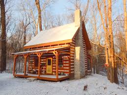 You are viewing image #11 of 15, you can see the complete gallery at the bottom below. Drummy Log Cabin Features Traditional Square Chinked Logs