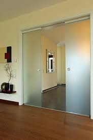 Sehr dekorativ sind schiebeglastüren, die mit farbigen steinen verziert sind. Diele Mit Schiebeglastur Glastur Wohnzimmer Haus Glastur
