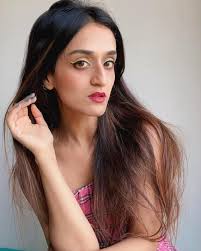 Make up day shall not go to 🗑️ Regular day won't either. (Hint: swipe to  the 4th picture) 💛 . . . . . #yelloweyeliner #selfportrait #selfie  #shotoniphone #pink #happy #instagood #instahappy #