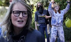 Kaizer chiefs announced gavin hunt as their new head coach on thursday afternoon. Helen Hunt Adheres To Social Distancing Guidelines As She Hosts Drive By Sweet 16 Party For Daughter Daily Mail Online