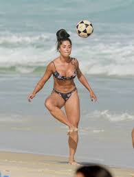 Aline Riscado joga altinha na praia da Barra da Tijuca Jornal MEIA HORA -  Celebridades e TV