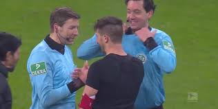 Check spelling or type a new query. Fussball Highlights Abraham Tauscht Trikot Mit Schiedsrichter Watson