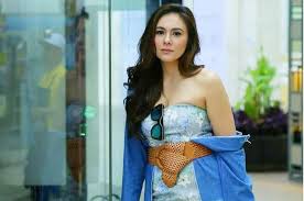 Hasil gambar untuk wulan guritno seksi bikini