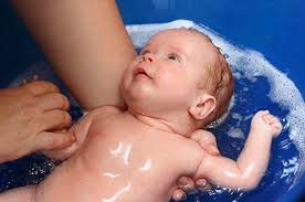 Banyak orang yang ragu apakah boleh mandi saat sakit demam karena takut memperparah kondisinya. Anak Demam Rendam Dengan Air Hangat Semua Halaman Intisari