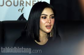 Syahrini baru saja meluncurkan video musik baru dari lagu 'seumur hidup'. Viral Foto Syahrini Jalani Prosesi Siraman 7 Bulan Kehamilan Tabloidbintang Com