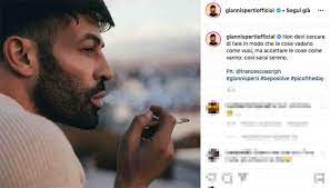 Gianni inizia così a lavorare nelle sue trasmissioni, uomini e donne ma anche amici di maria. Gianni Sperti Chi E Eta Altezza Fidanzato Figli La Ex Moglie Paola Barale La Caduta Ad Amici Instagram