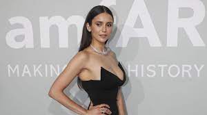 Нина Добрев стана дъщеря на Пиърс Броснън HD phone wallpaper