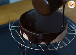 Royal Chocolat Ou Trianon Video Et Astuces Recette Ptitchef Recette En 2020 Decoration Gateau Chocolat Comment Decorer Un Gateau Royal Chocolat
