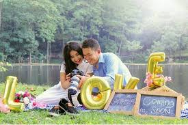 Kalo berdasarkan pengalaman kami selama beberapa kali bikin foto prewedding di sini, waktu yang terbaik adalah pagi hari antara jam 05.30 sampai jam 9an. Tema Tren Photo Prewedding Pose Kasual Foto Video Shooting Weddingque