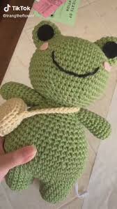 Adorable crochet frog baby booties with happy faces! Idea For Packaging Video Crochet Frog Diy Crochet Projects Crochet Projects