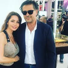 والطريف حقا أن الحي الذي ولد فيه اشتهر باسم آل علامة لكونه كان هناك قاضى شهير في الحي يحمل اسم راغب علامة وقام والد راغب عند. Ø¨Ø§Ù„ÙÙŠØ¯ÙŠÙˆ Ø¬ÙŠÙ‡Ø§Ù† ØªÙØ§Ø¬Ø¦ Ø²ÙˆØ¬Ù‡Ø§ Ø±Ø§ØºØ¨ Ø¹Ù„Ø§Ù…Ø© Ø¹Ù„Ù‰ Ø·Ø±ÙŠÙ‚ØªÙ‡Ø§ Ù…Ø´Ø§Ù‡ÙŠØ±