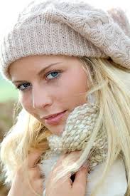 Closeup Wanita Cantik Yang Mengenakan Kap Di Potret Luar Musim Gugur Dengan  Angin Dingin Yang Dingin Foto Dan Gambar Untuk Download Gratis