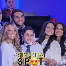 Engagement of Uri Strauss to Eliana Steinreich