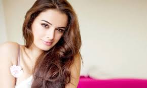 Evelyn sharma flaunts a stunning and soothing outfit for saaho promotions. Fan Scares Evelyn Sharma At Saaho Shoot Klapboardpost