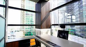 Manfaatkan kaca agar lebih lega dan usir bosan sumber gambar: 13 Cara Membuat Ruang Kerja Kantor Bernuansa Modern Minimalis