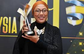 Atlet dari negeri sembilan, muhamad fuad mohd redzuan(biru) memenangi pingat emas dalam acara tinju kategori 49 kg.beliau menewaskan atlet dari pulau pinang, mohd amirul asraf(merah) pada perlawanan tinju peringkat akhir yang diadakan di dewan bitara sek. Dah Jumpa Ibu Bapa Ridzuan Puzi Hiburan Mstar