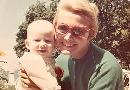 Let's play a game for Mother's Day Weekend! Can you guess who this adorable  mother-daughter duo is? ❤️