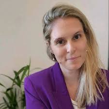 לפני שנה וחצי קבלתי החלטה לעבור מתפקיד של מנהל פרויקט סיילספורס לתפקיד של  "מהנדס פתרונות" ללא ספק אחרי תחנות שונות בקריירה שלי , זאת התחנה שאני הכי  מסופק ונהנה ממנה, ולמרבית הפלא,