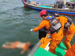 Kapal pengangkut sembako tenggelam di perairan karimunjawa. Ini Identitas 5 Jasad Korban Kapal Tenggelam Di Jambi Yang Sudah Dievakuasi Kumparan Com