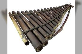 Calung biasanya dimainkan bersama dengan alat musik lainnya yaitu angklung yang juga merupakan alat musik khas masyarakat sunda. Calung Renteng Alat Musik Tradisional Mirip Angklung Merahputih