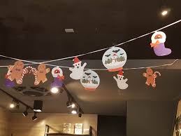 Umfangreiches gesamtsortiment für einweg verpackungen für gastro, außerhaus & mehr! Christmas Decorations At A Local Coffee Shop Keeping The Halloween Spirit Alive Imgur
