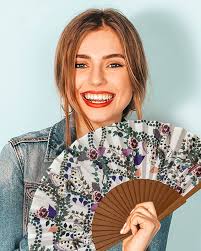 Alzar la Mirada Spaanse waaiers, hout en katoen, 23 cm, etui en hoes van  jute, modieus accessoire, handgemaakt in Spanje, evenementen en geschenken  Tusitala Barcelona : Amazon.nl: Wonen & keuken