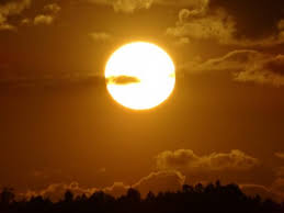 La luz hevis tiene una longitud de onda de entre aproximadamente 380nm y 500nm, lo que la convierte en una de las más cortas y más altas en energía. Fuentes De Luz Y Calor Naturales Y Artificiales Ejemplos