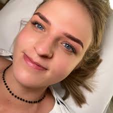 Przy sobocie ukochane brewki, a dokładniej nasze 🔝henna pudrowa. Jestem  zakochana na maksa 🫶🏻 w nowej lampie, dzięki której mogę pokazać wam  jeszcze dokładniej efekt finalny zabiegów i makijaży. Czasami światło ze