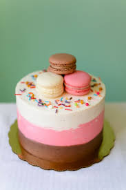 Torte Di Compleanno Facili Da Fare In Casa Torta Colorata A Tre Strati Decorazione Torta Con Macaron Torte Di Compleanno Torte Torte Di Compleanno Maschili
