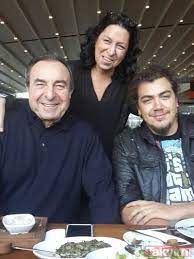 Çok fazla ekran karşısına çıkmayı sevmeyen bengü şen, iş dünyasının başarılı isimlerinden biri. Sener Sen In Kizi Bengu Sen I Gorenler Saskinliklarini Gizleyemiyor Sener Sen In Kizi Adeta Babasinin Kopyasi Galeri Takvim