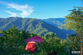 拉拉山，又名達觀山，位於臺灣 桃園市 復興區和新北市 烏來區 泰雅族語裡有「美麗」的意思；但是根據日治時代 森丑之助的實地踏查，「拉拉」在泰雅語是「刀」之意，「拉拉山」亦即「劍岳」 。1986年行政院農業委員會林務局成立達觀山自然保護區於該山與塔曼山稜線南側地區，屬於國有林. 96é² æ¡å'ææå±± é è¦ä¹æé²çå åé¨é¿æ'åå° åå ´å æ  æ¨æ'çå®¶ å¾®ç¬'èå° ç¬'å²å±±æ Wander Life çå®¢é¦