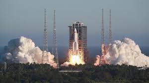 Een chinese raket die een onderdeel van een nieuw ruimtestation in een baan om de aarde heeft gebracht, valt nu deels terug richting onze planeet. Raketenstart In China Mit Hightech Und Ehrgeiz Ins All Tagesschau De
