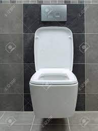 By marcel friedmanposted on may 25, 2012. Wand Weisse Keramik Toilette In Grau Geflieste Badezimmer Lizenzfreie Fotos Bilder Und Stock Fotografie Image 26030314