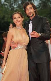 She attended the universidad de san pablo ceu where she studied journalism and began to take an interest in acting. Adrien Brody Y Elsa Pataky Rodaran Juntos Una Pelicula De Terror