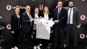 Beşiktaş, geçen sezon kadın futbol takımı'yla şampiyonluğa ulaşan teknik direktör bahar özgüvenç'le yolları ayırdı. Besiktas Kadin Futbol Takimi Nin Sponsoru Vodafone Oldu